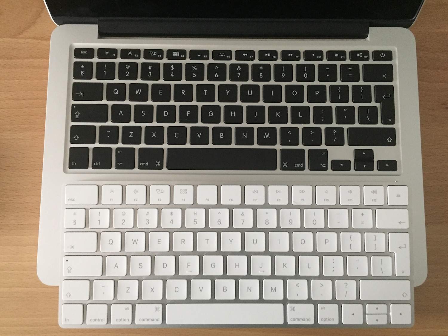 Magic Keyboard - porównanie z klawiaturą Mackbooka